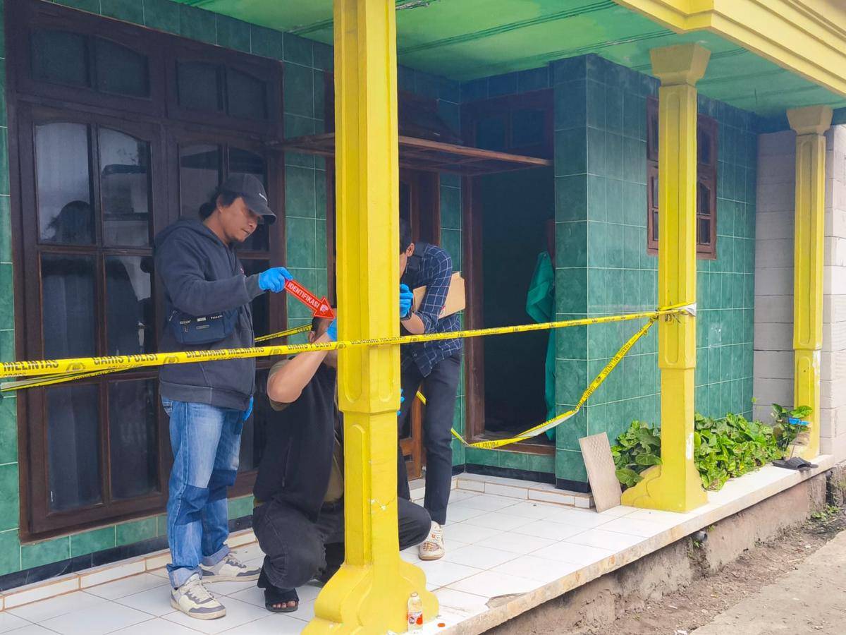 Olah TKP kasus dugaan pembunuhan dan perampokan di Desa Pujon Kidul, Kabupaten Malang. (Dok. Humas Polres Batu)