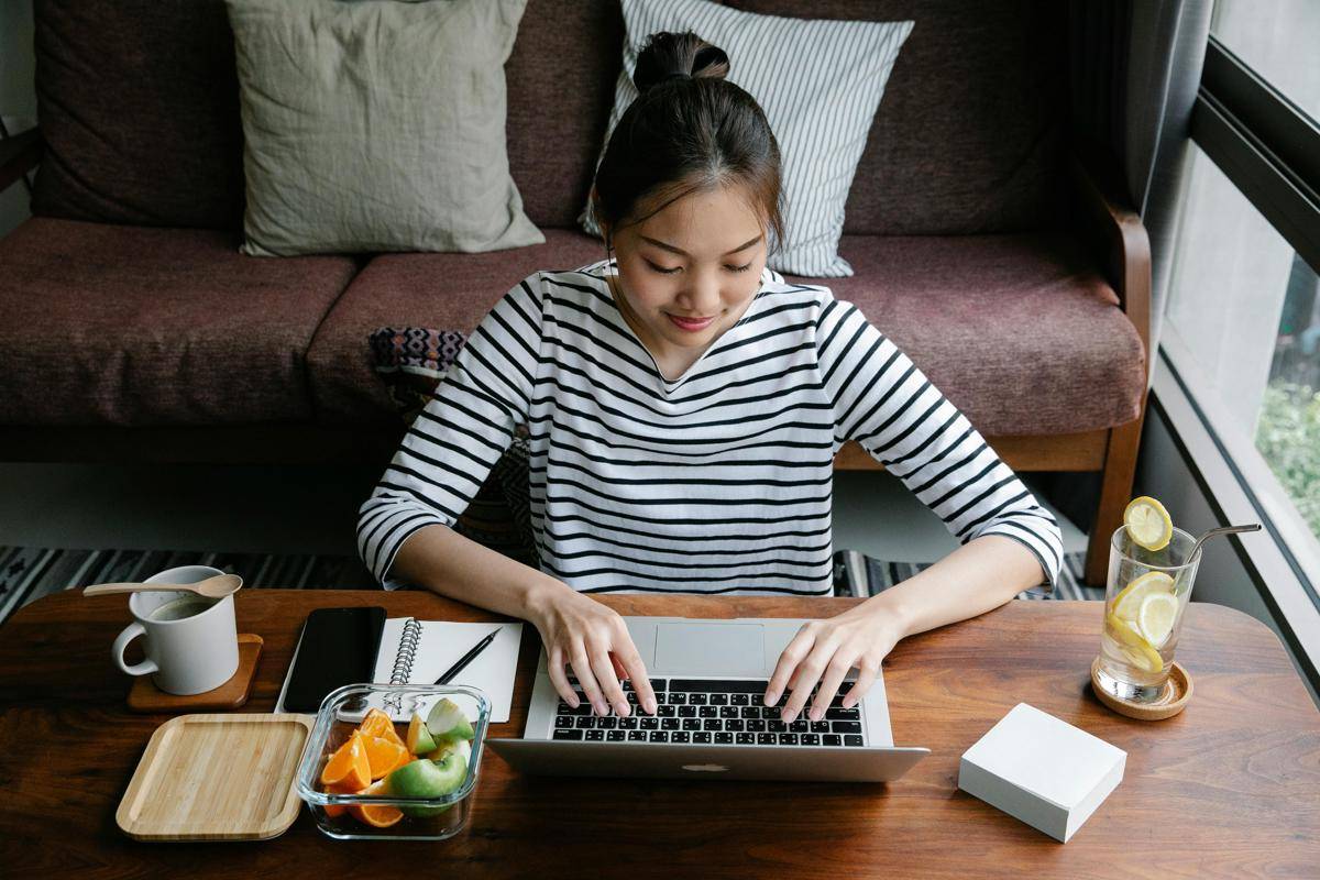 ilustrasi freelancer menjaga asupan nutrisi (pexels.com/Sarah Chai)