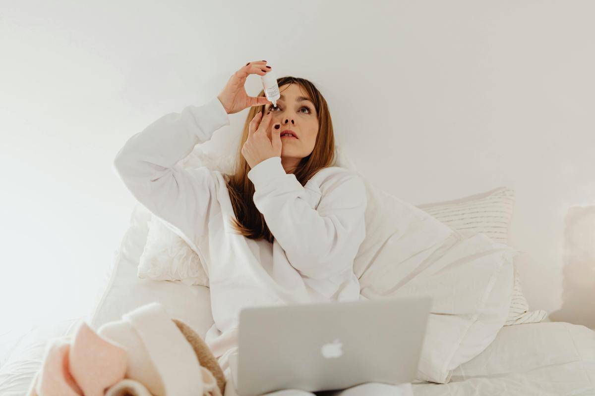 ilustrasi freelancer menggunakan tetes mata (pexels.com/Photo By: Kaboompics.com)