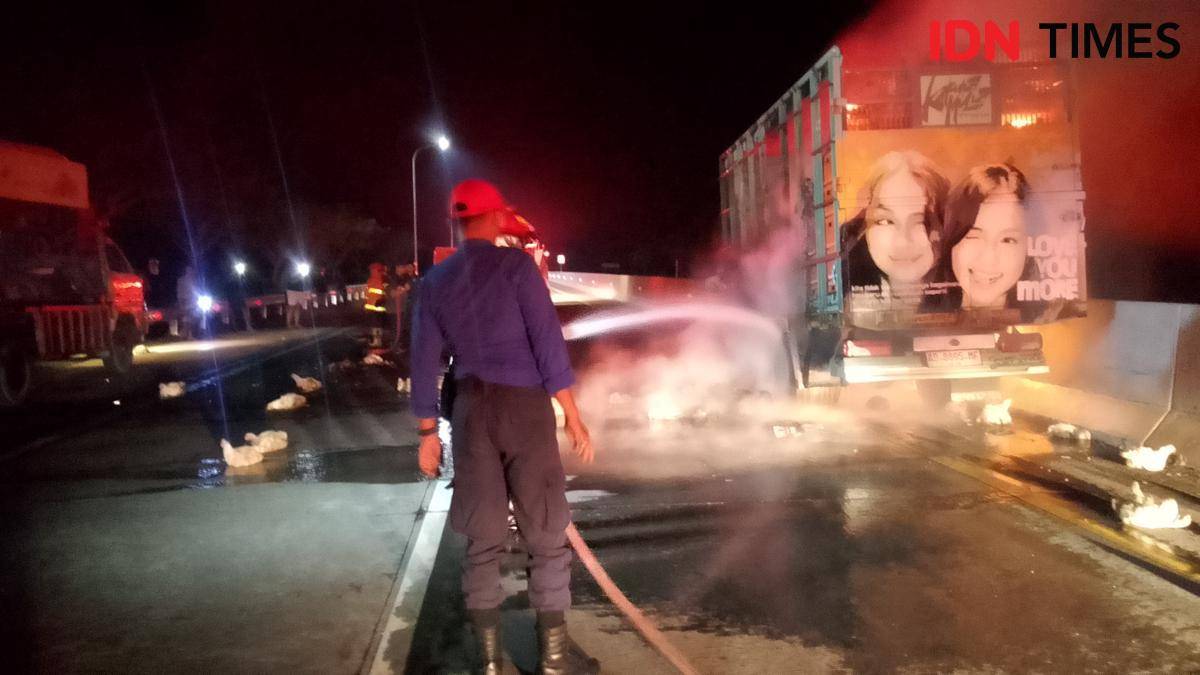 Truk bermuatan 2 ton ayam potong terbakar hebat di ruas tol Ngawi–Solo, tepatnya di KM 562 Desa Sidomakmur, Kecamatan Widodaren, Kabupaten Ngawi. IDN Times/Riyanto.