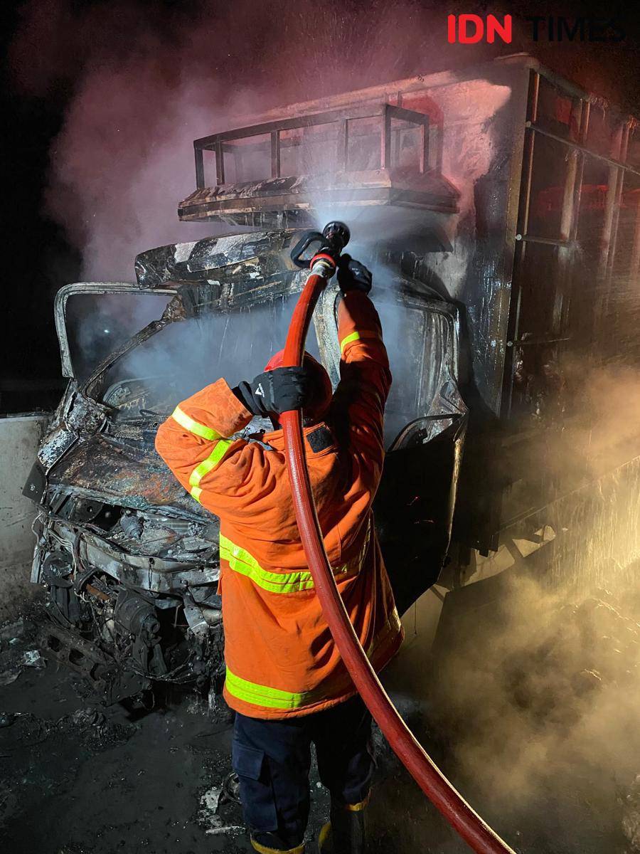 Truk bermuatan 2 ton ayam potong terbakar hebat di ruas tol Ngawi–Solo, tepatnya di KM 562 Desa Sidomakmur, Kecamatan Widodaren, Kabupaten Ngawi. IDN Times/Riyanto.