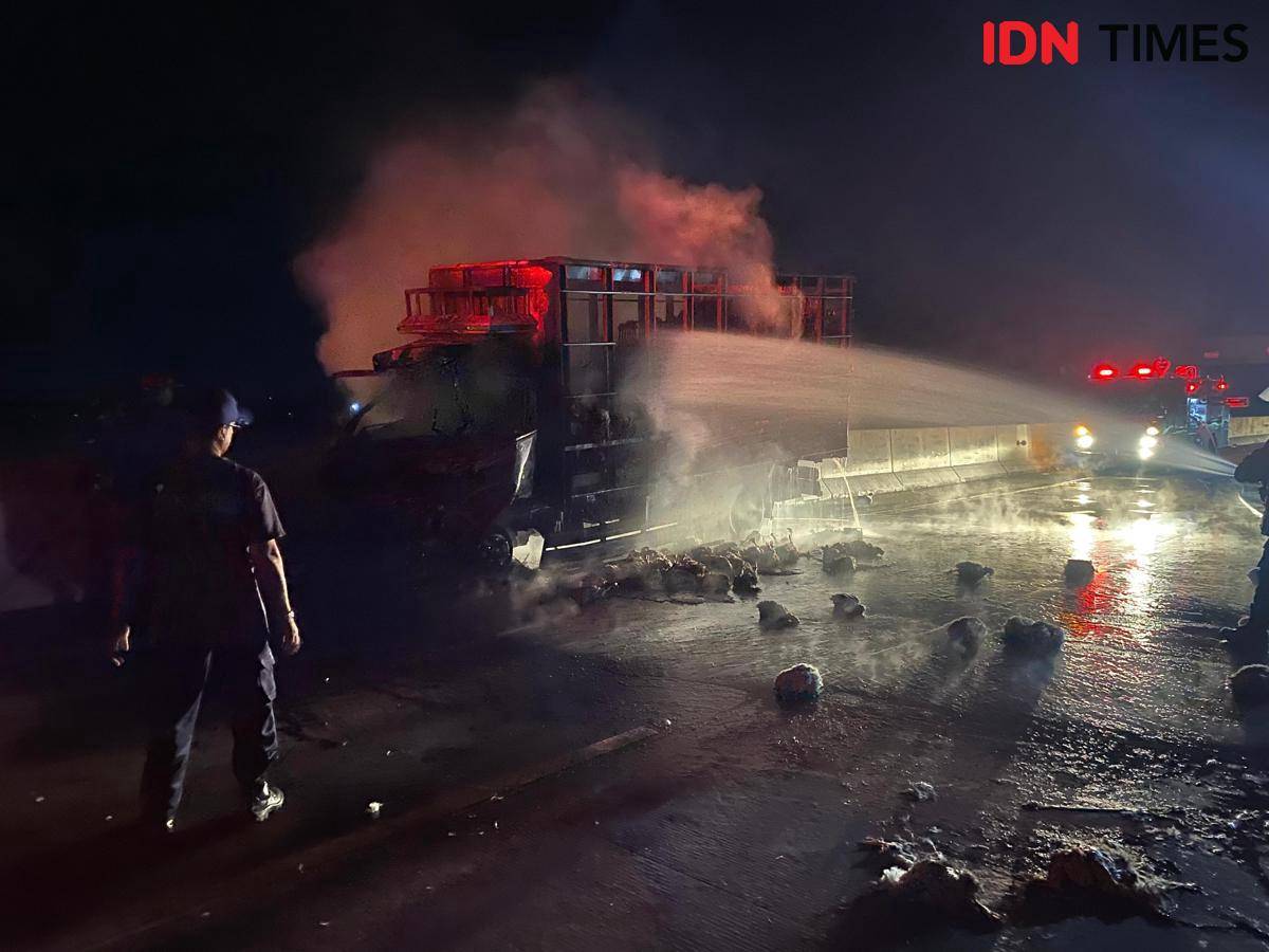 Truk bermuatan 2 ton ayam potong terbakar hebat di ruas tol Ngawi–Solo, tepatnya di KM 562 Desa Sidomakmur, Kecamatan Widodaren, Kabupaten Ngawi. IDN Times/Riyanto.
