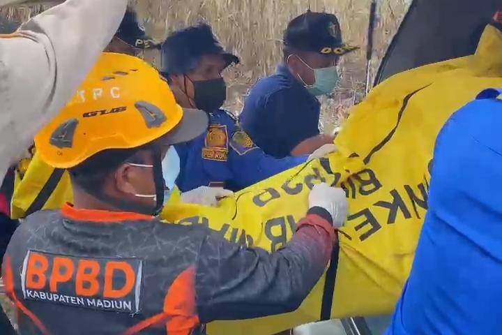 Damkar Madiun evakuasi jasad Heri Budiono (50), warga Desa Candimulyo, Kecamatan Dolopo, yang sehari-hari bekerja sebagai buruh tebang tebu. IDN Times/Istimewa.