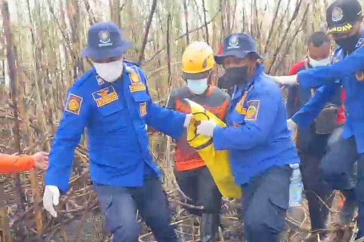 Damkar Madiun evakuasi jasad Heri Budiono (50), warga Desa Candimulyo, Kecamatan Dolopo, yang sehari-hari bekerja sebagai buruh tebang tebu. IDN Times/Istimewa.