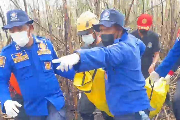 Damkar Madiun evakuasi jasad Heri Budiono (50), warga Desa Candimulyo, Kecamatan Dolopo, yang sehari-hari bekerja sebagai buruh tebang tebu. IDN Times/Istimewa.