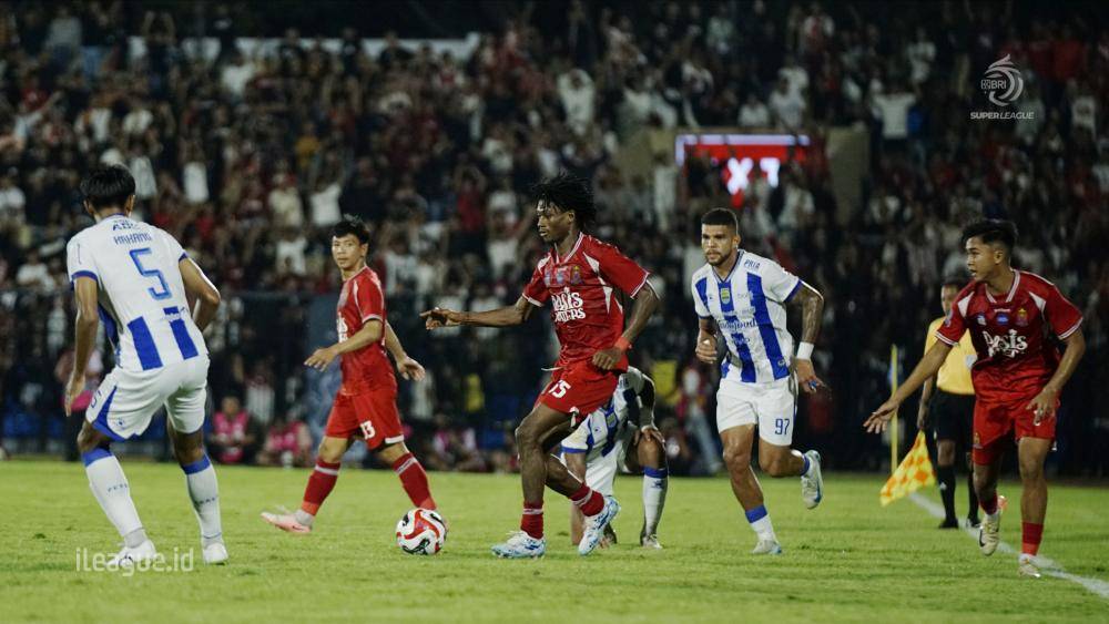 Pertandingan Persijap melawan Persib di Stadion Gelora Bumi Kartini. (Dok Ileague.id)