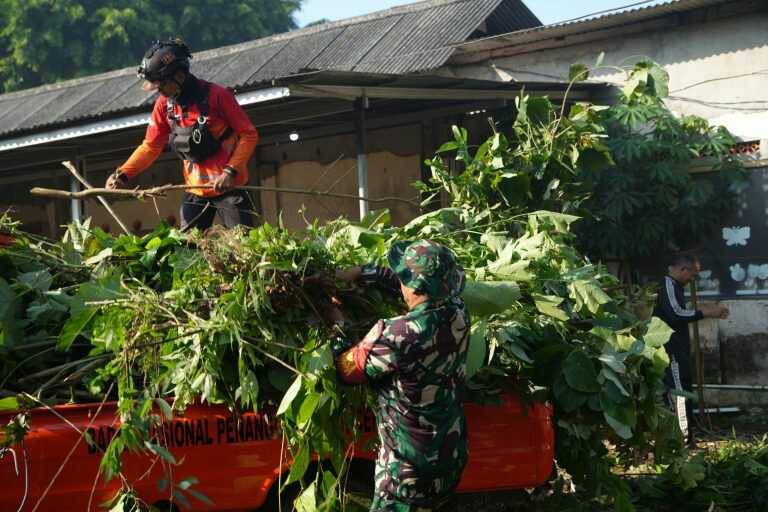 Komunitas Jaga Tirta sedang melakukan kegiatan bersih-bersih bersama pada Juli 2025 (dok. Pemerintah Kota Salatiga)