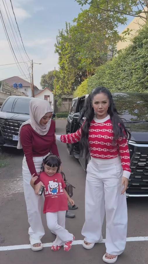 Kris Dayanti Lomba 17-an Bareng Tetangga (Instagram.com/krisdayantilemos)