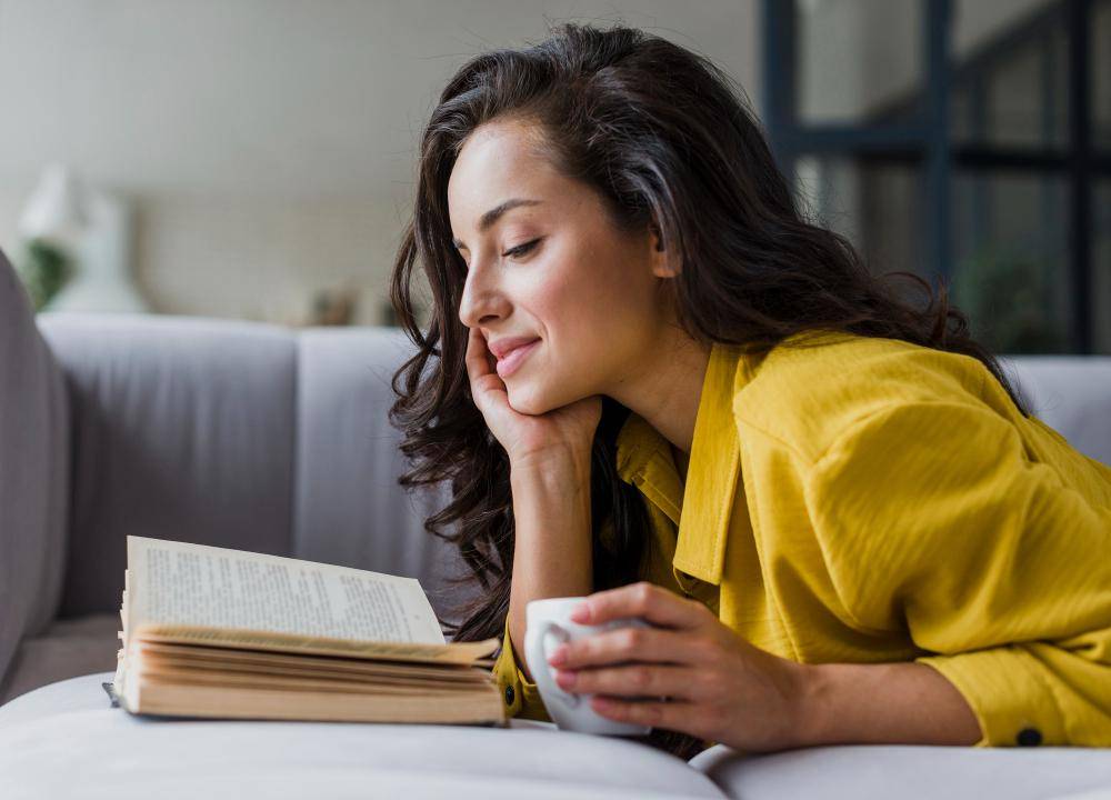 ilustrasi seorang perempuan membaca buku (freepik.com/freepik)