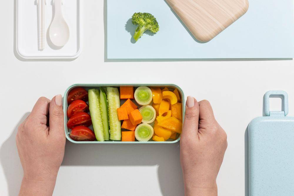 Ilustrasi bekal sayur dan buah 