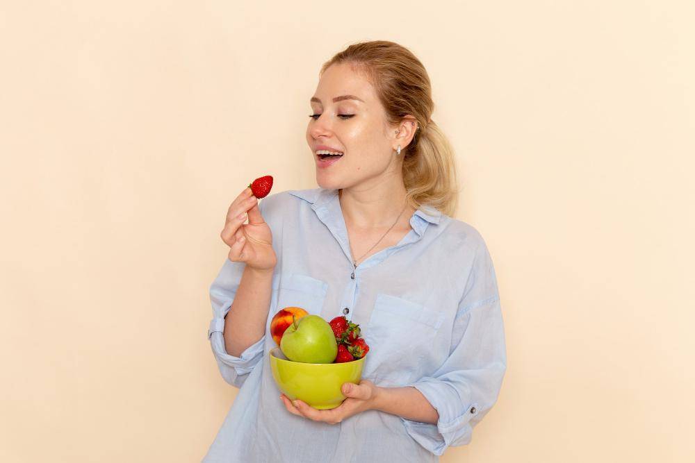 ilustrasi makan buah