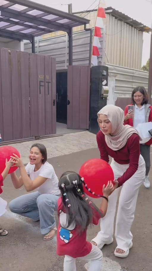 Kris Dayanti Lomba 17-an Bareng Tetangga (Instagram.com/krisdayantilemos)