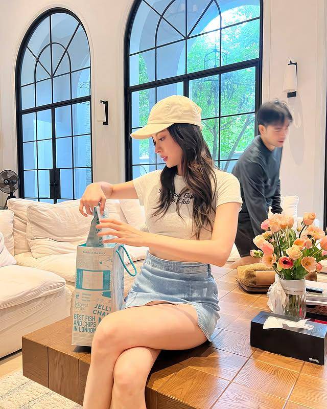 OOTD mini skirt ala Baifern Pimchanok 