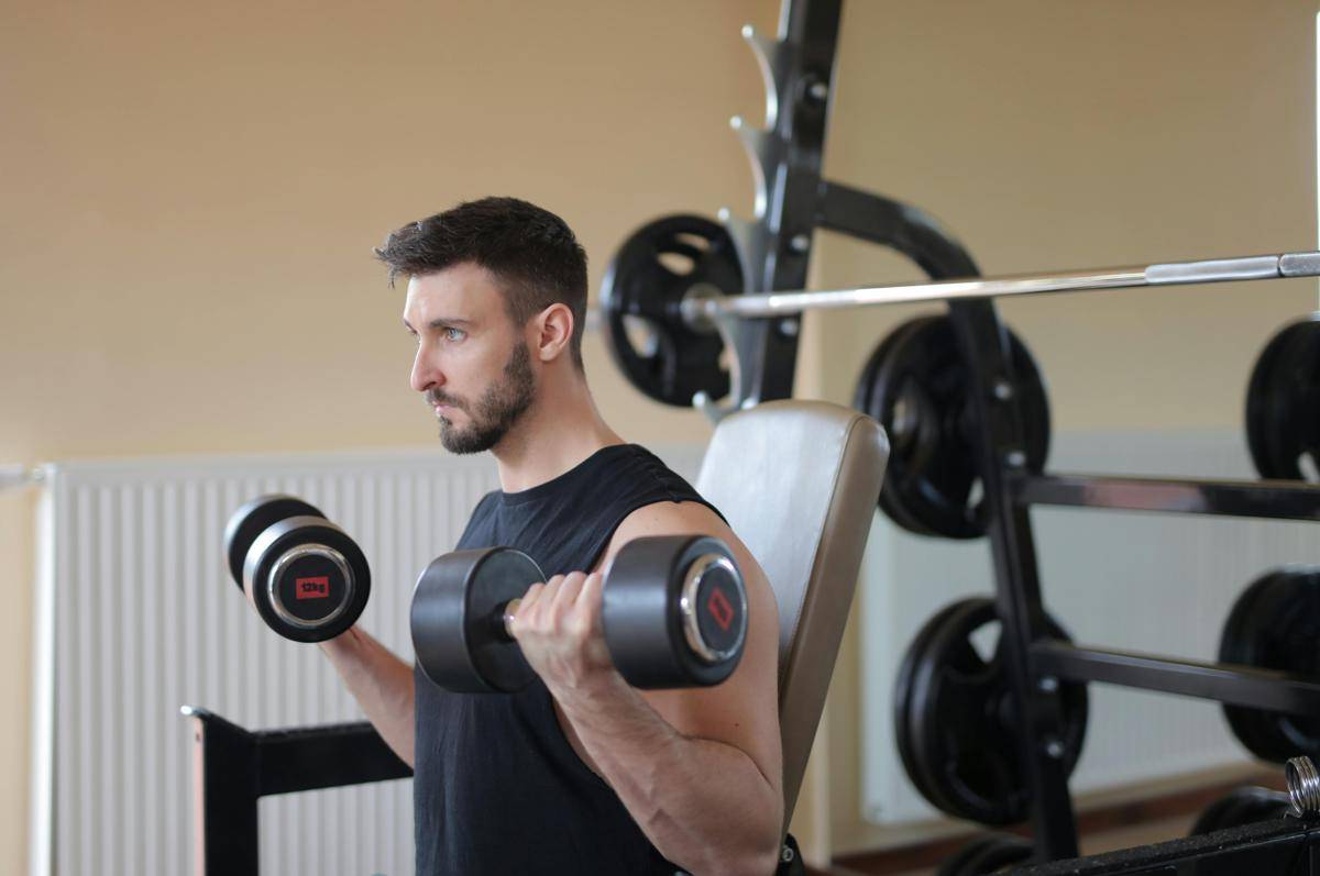 ilustrasi latihan di gym