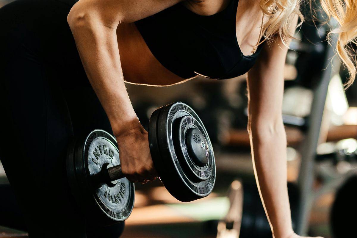 ilustrasi latihan di gym