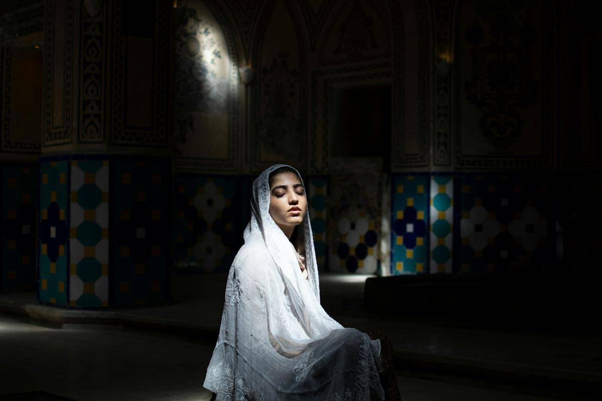 Ilustrasi perempuan muslim berdoa di malam hari (unsplash.com/bahareh moradian)
