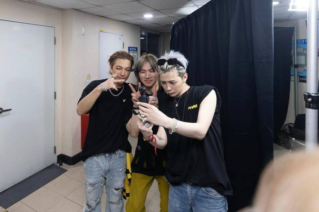 BIGBANG (instagram.com/d_lable_official)