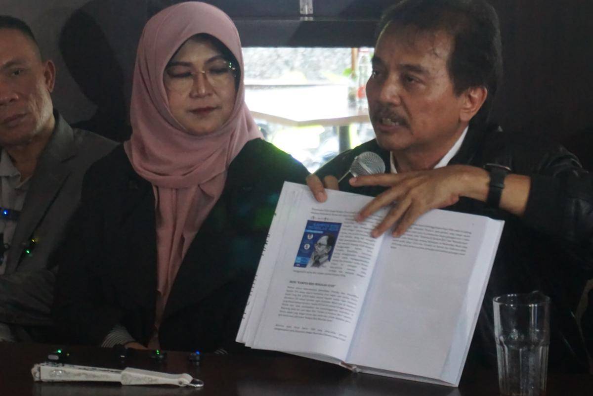 Roy Suryo cs meluncurkan buku Jokowi’s White Paper. (IDN Times/Tunggul)