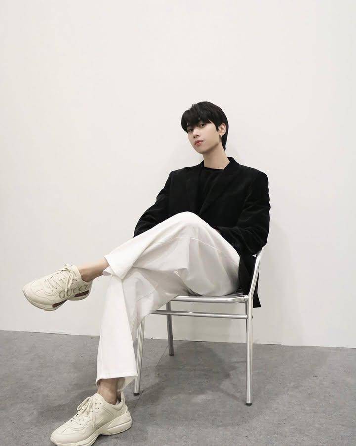 styling white pants ala Dunk Natachai (instagram.com/dunknatachai)