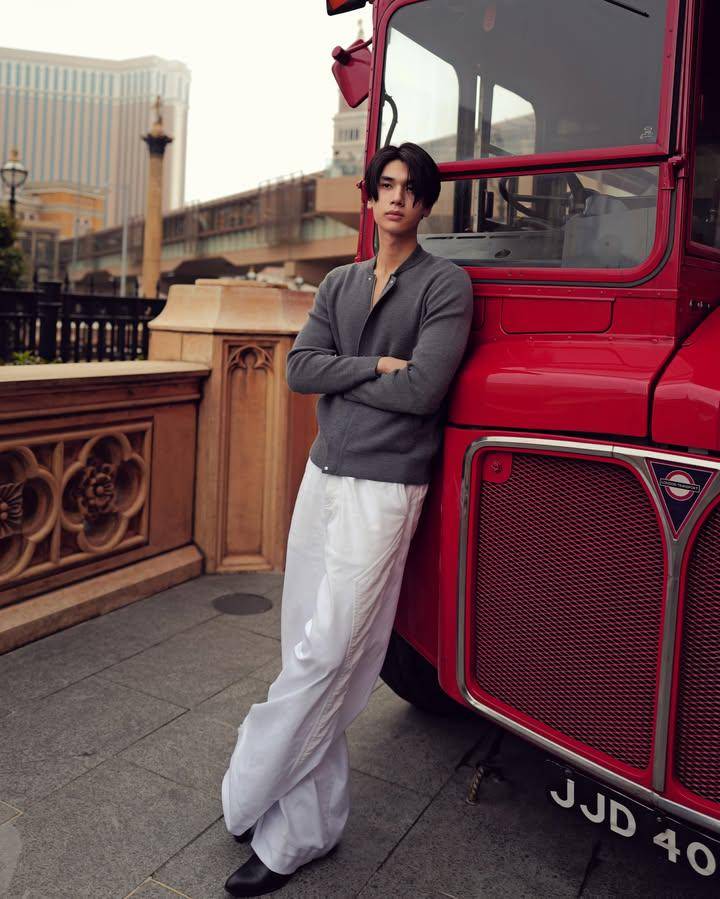 styling white pants ala Dunk Natachai (instagram.com/dunknatachai)