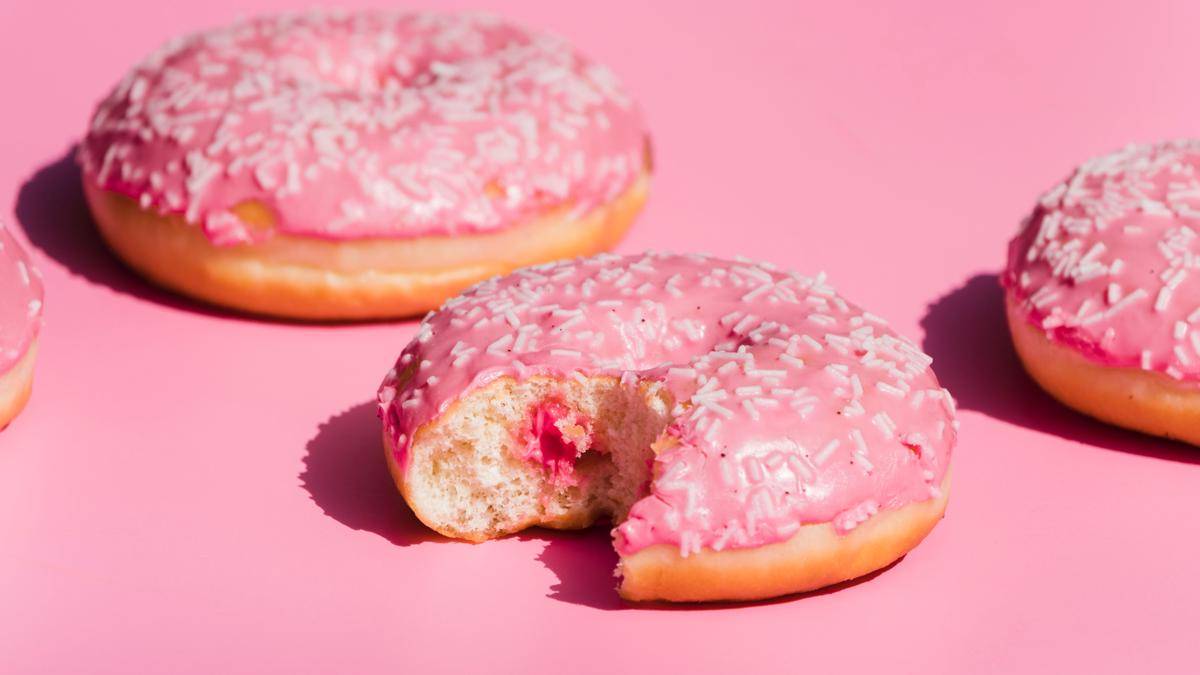 ilustrasi donat strawberry glaze pink (freepik.com/freepik)