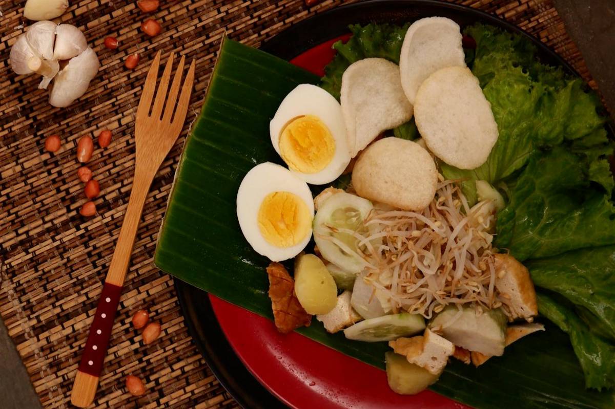 ilustrasi salad mentimun selai kacang (pexels.com/Ida Rizkha)