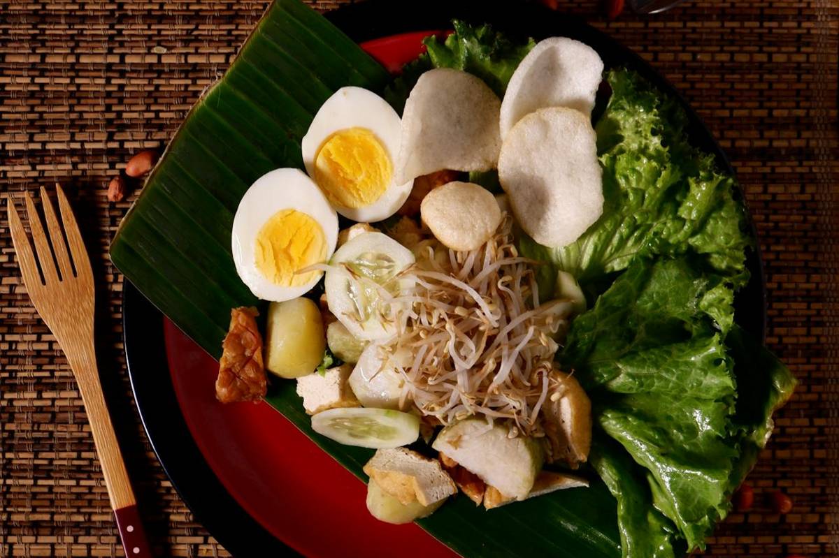 ilustrasi salad mentimun selai kacang (pexels.com/Ida Rizkha)
