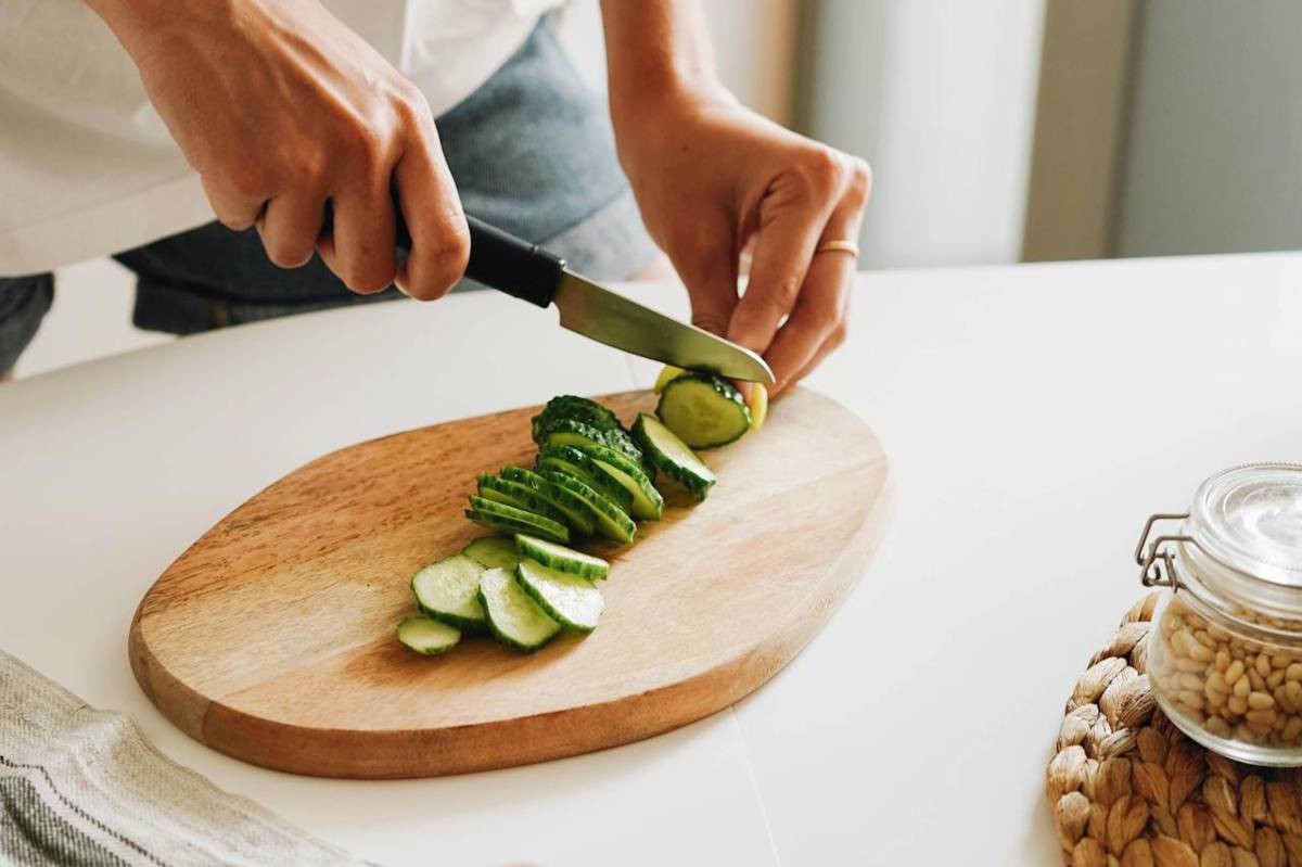 ilustrasi membuat salad mentimun selai kacang (pexels.com/olia danilevich)
