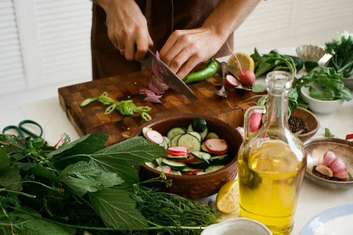ilustrasi membuat greek salad