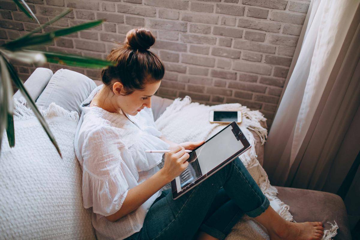 ilustrasi seorang wanita sedang mengejar deadline kerja (unsplash.com/Mina Rad)