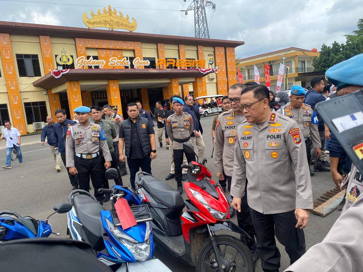 Kapolda Lampung Irjen Pol Helmy Santika saat melihat barang bukti hasil Operasi Krakatau 2025. (IDN Times/Muhaimin)