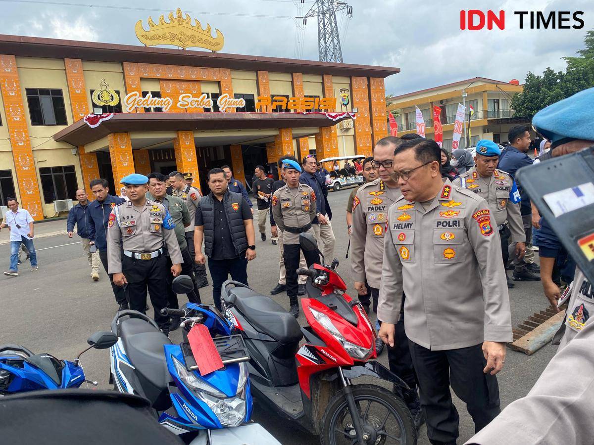 Kapolda Lampung Irjen Pol Helmy Santika saat melihat barang bukti hasil Operasi Krakatau 2025. (IDN Times/Muhaimin)