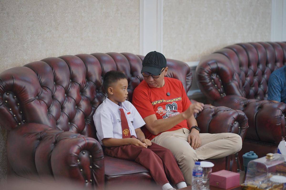 Gubernur Lampung, Rahmat Mirzani Djausal saat memberi hadiah kepada Raihan usai panjat tiang bendera. (IDN Times/Pemprov Lampung)