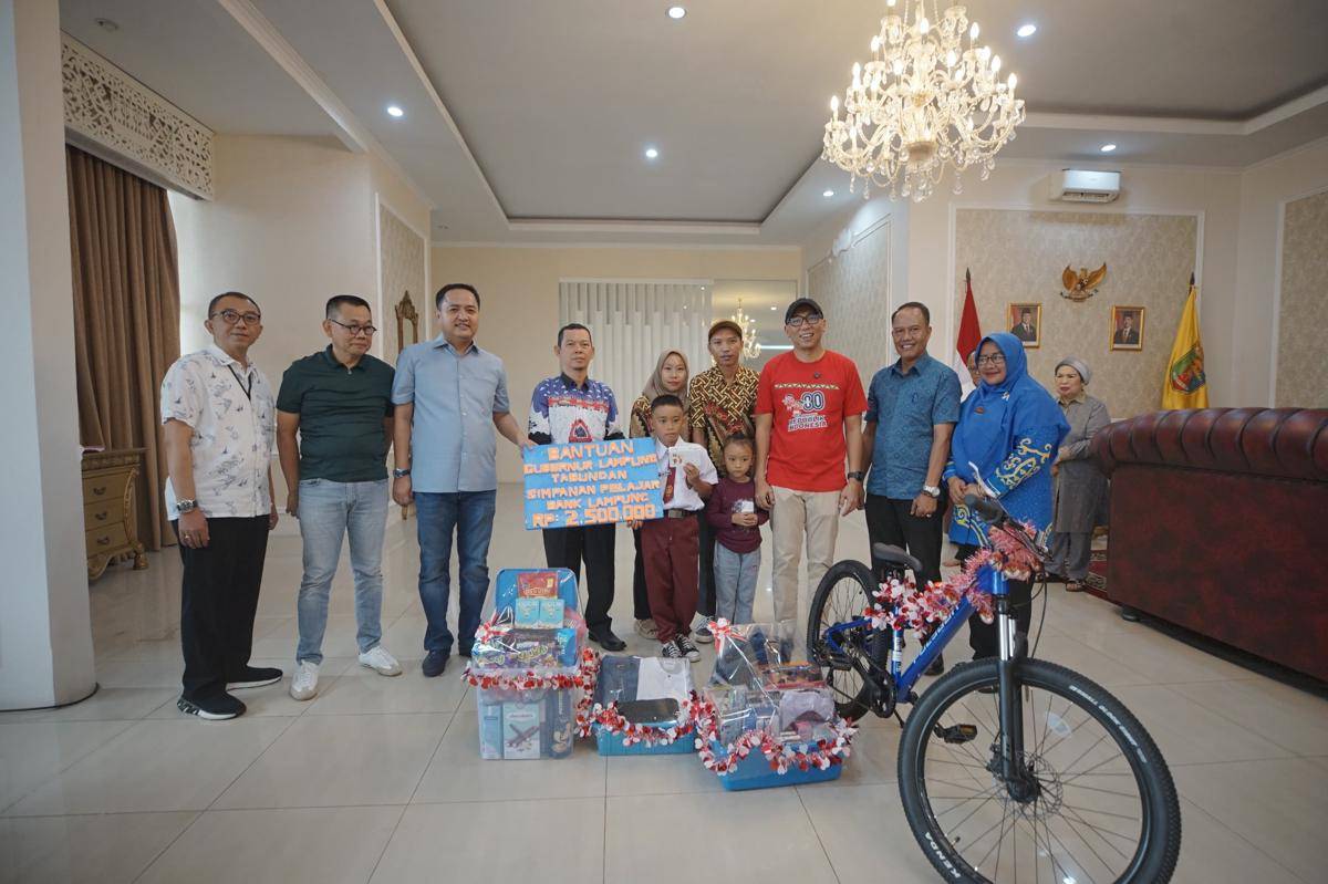 Gubernur Lampung, Rahmat Mirzani Djausal saat memberi hadiah kepada Raihan usai panjat tiang bendera. (IDN Times/Pemprov Lampung)