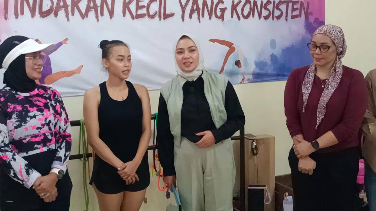 Tri Wahyuni atlet senam Lampung dan Batin Yuni (tengah kanan) Ketua Persani Lampung. (IDN Times/istimewa)