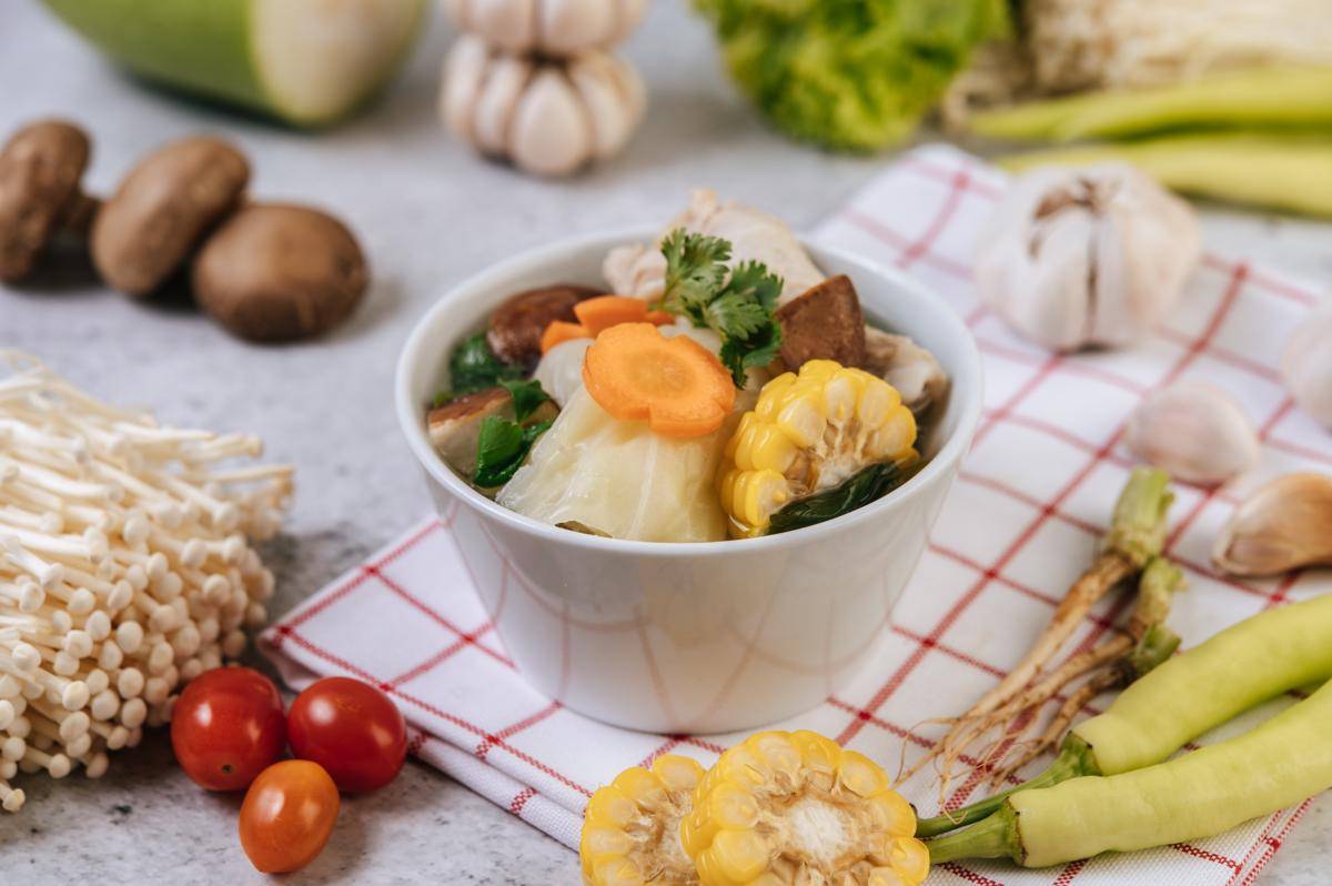 ilustrasi sup sayur bening (freepik.com/Jcomp)