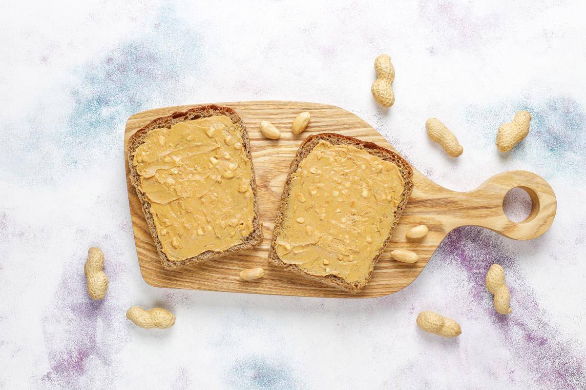 ilustrasi roti gandum selai kacang (freepik.com/Azerbaijan_Stockers)