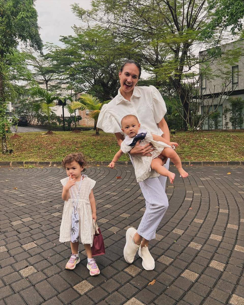 inspirasi outfit ibu dan anak ala Nadine Chandrawinata (instagram.com/nadinelist)