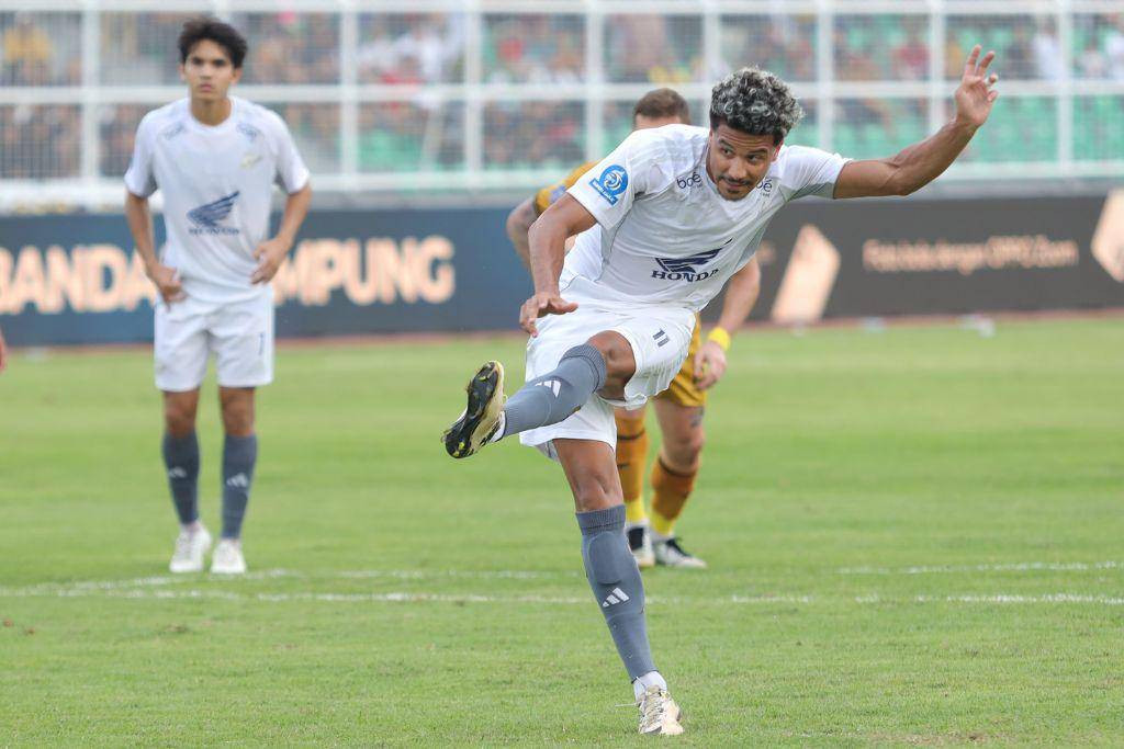Aksi pemain PSM Makassar, Lucas Dias, saat melakukan tendangan penalti pada laga pekan kedua BRI Super League 2025/2026 melawan Bhayangkara Presisi FC di Stadion Sumpah Pemuda Bandar Lampung, pada 16 Agustus 2025. (Dok. Ofisial PSM Makassar/Agung Dewantara)