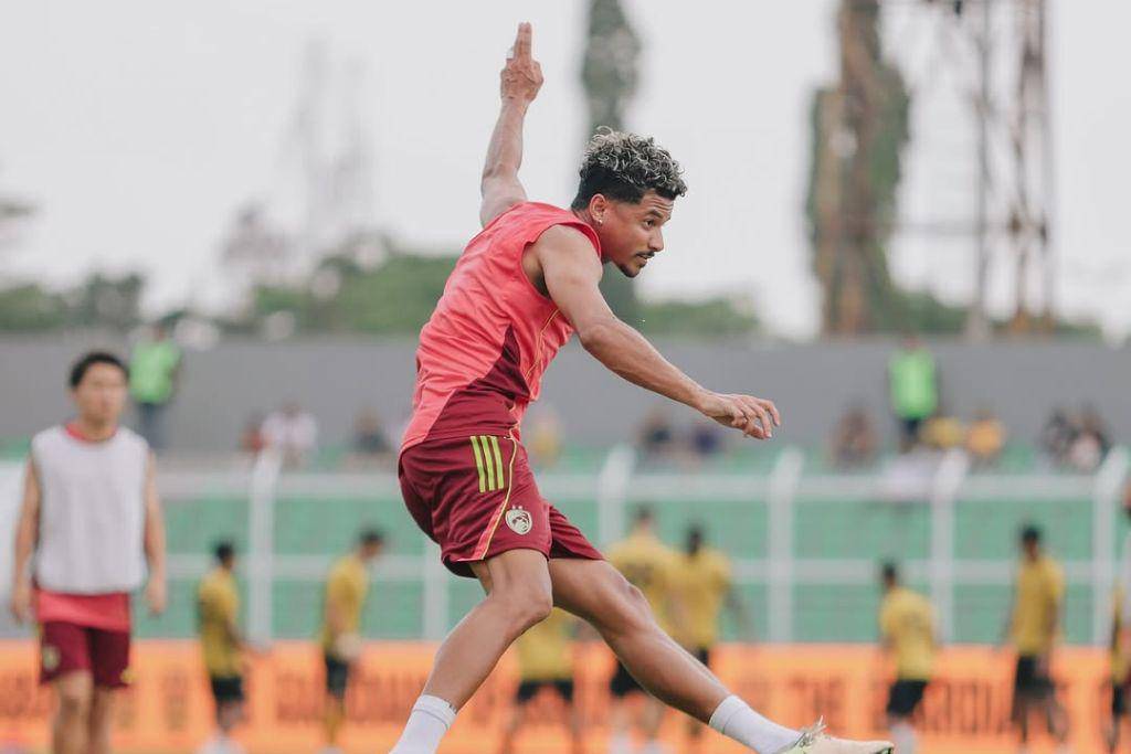 Pemain PSM Makassar, Lucas Dias, dalam sesi pemanasan jelang laga pekan kedua BRI Super League 2025/2026 melawan Bhayangkara Presisi FC di Stadion Sumpah Pemuda Bandar Lampung, pada 16 Agustus 2025. (Dok. Ofisial PSM Makassar/Agung Dewantara)