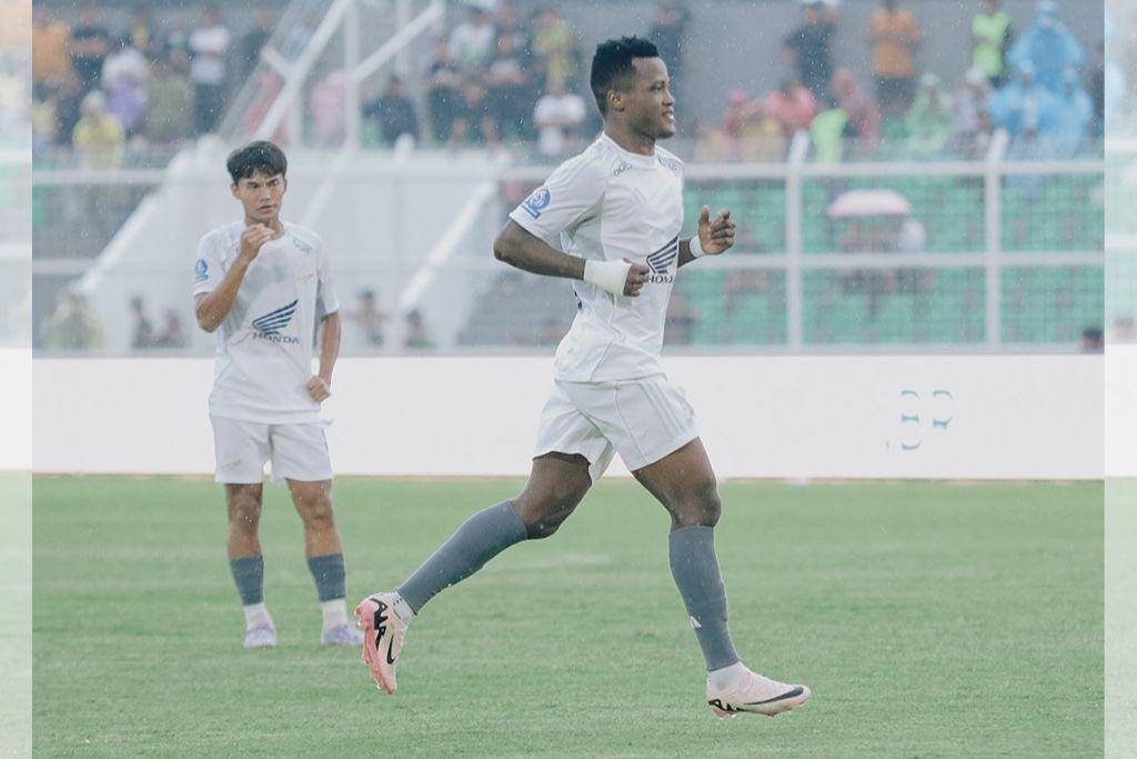 Aksi pemain PSM Makassar, Abu Kamara, dalam laga pekan kedua BRI Super League 2025/2026 melawan Bhayangkara Presisi FC di Stadion Sumpah Pemuda Bandar Lampung, pada 16 Agustus 2025. 
