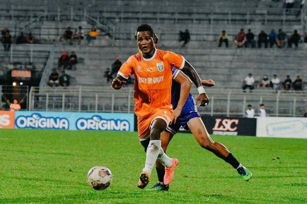 Striker asal Liberia, Abu Razard Kamara, saat memperkuat klub Malaysia yakni Kuching City FC pada ajang Liga Super Malaysia 2023.