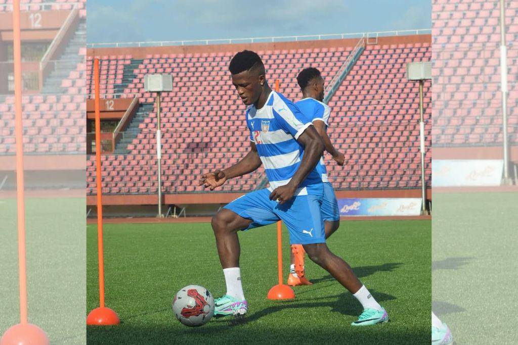 Striker asal Liberia, Abu Razard Kamara, dalam sesi latihan Timnas Liberia pada November 2023.