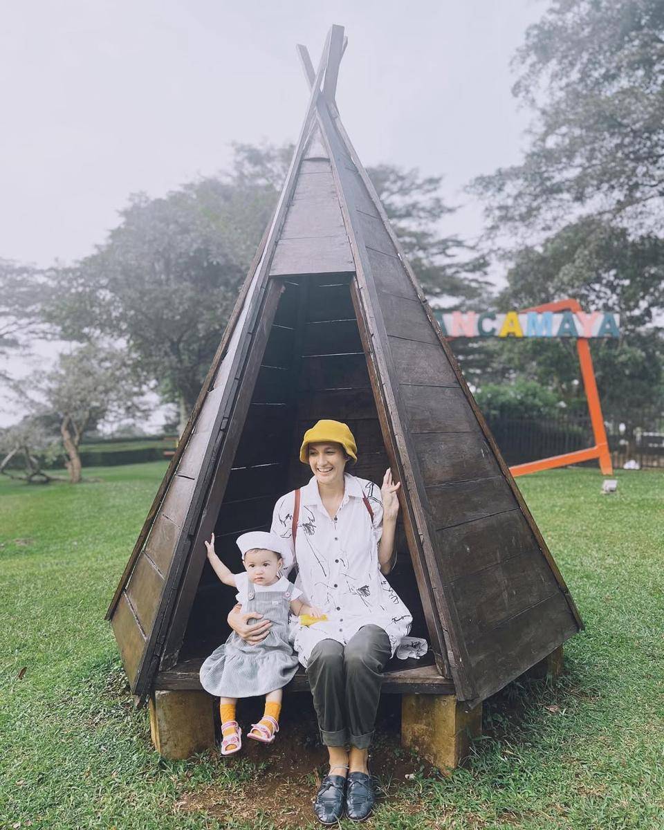 inspirasi outfit ibu dan anak ala Nadine Chandrawinata (instagram.com/nadinelist)