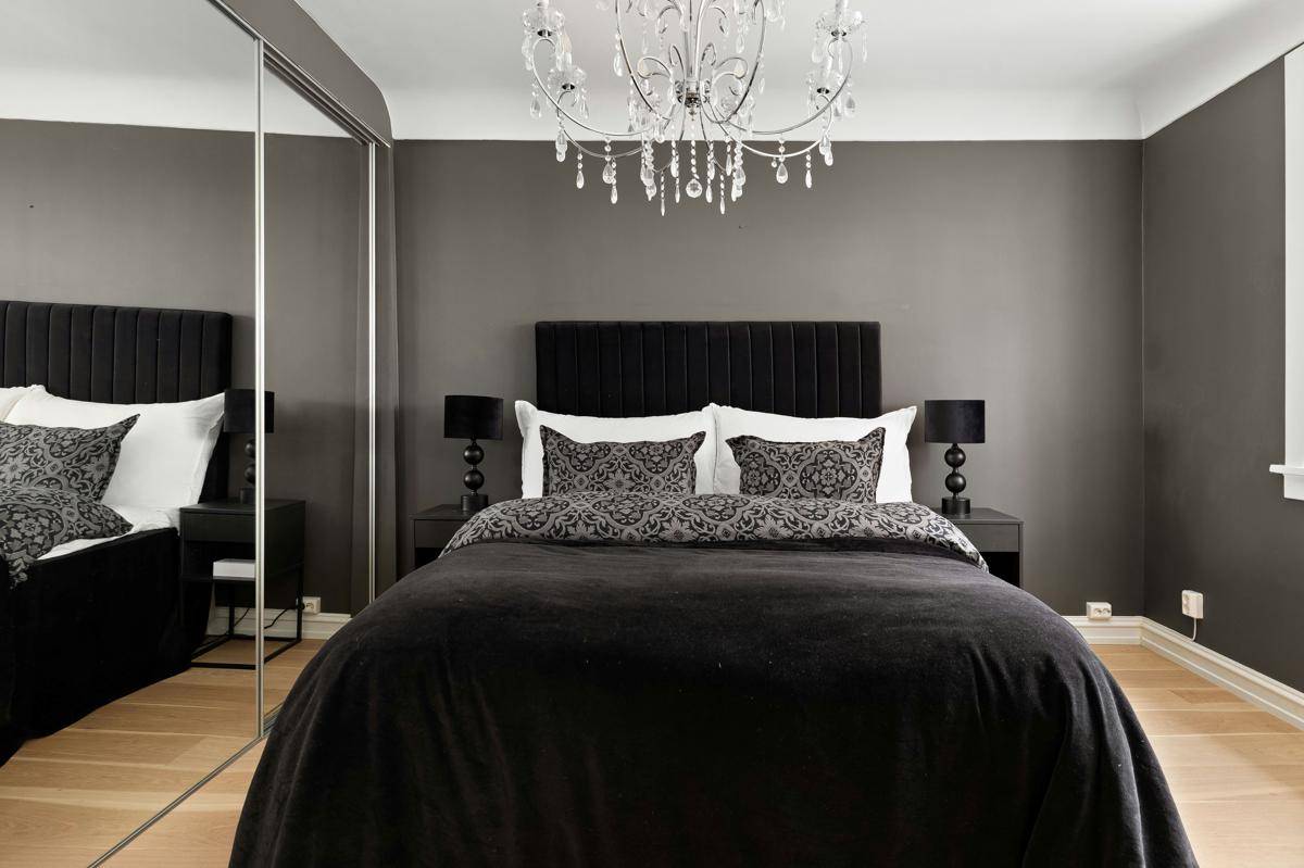 desain kamar nuansa monokrom (unsplash.com/Lisa Anna)