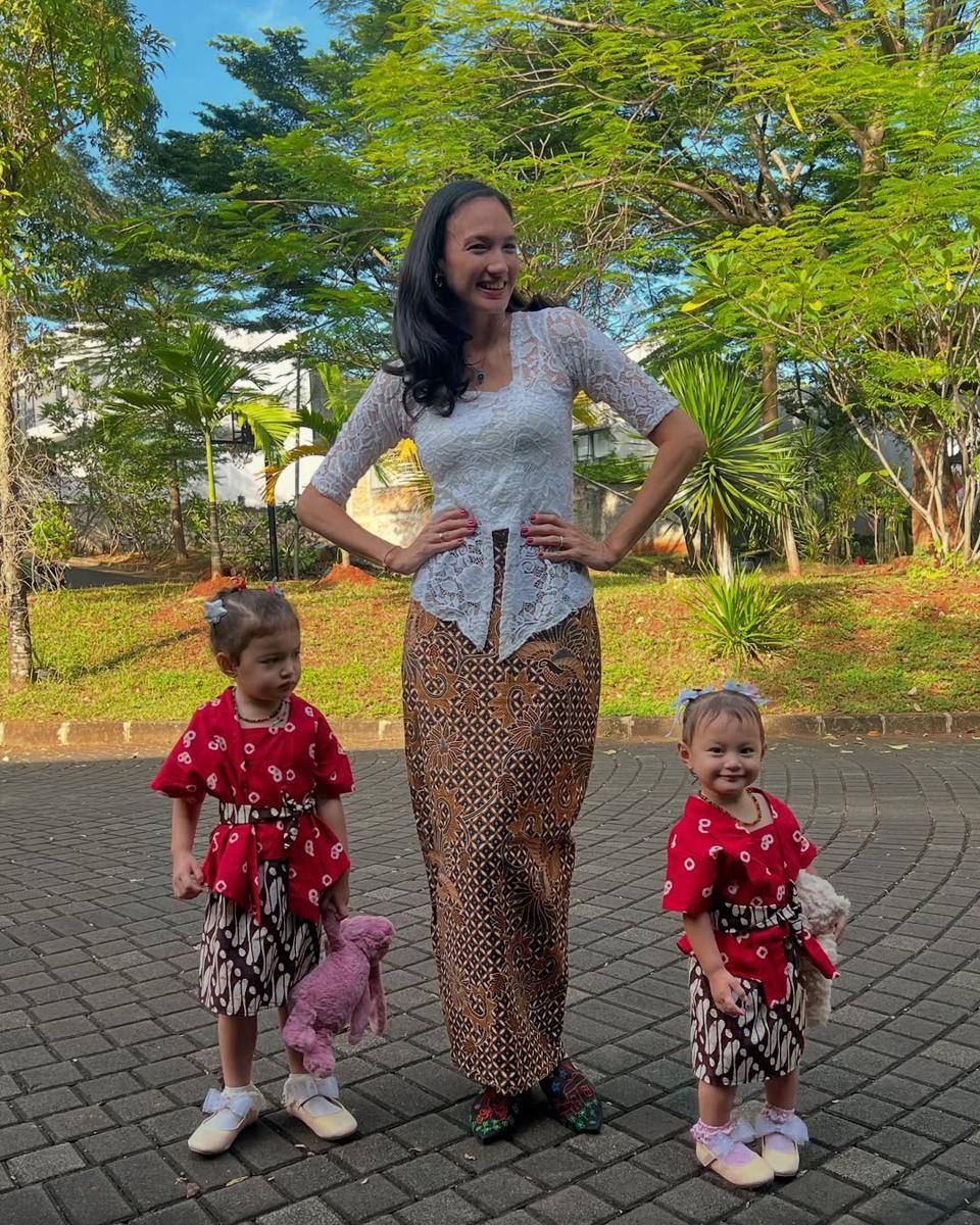 inspirasi outfit ibu dan anak ala Nadine Chandrawinata (instagram.com/nadinelist)