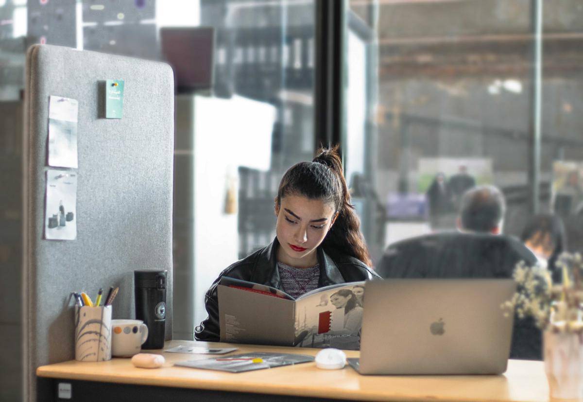 ilustrasi seorang wanita sedang mengejar deadline kerja (unsplash.com/Mina Rad)
