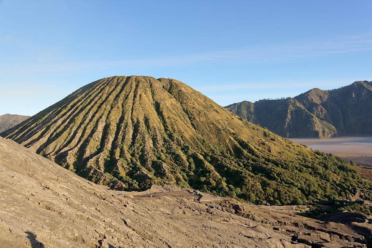 view Gunung Batok dari Gunung Bromo