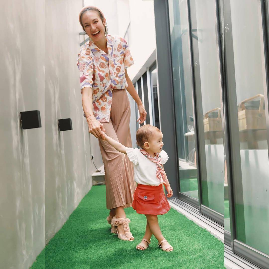 inspirasi outfit ibu dan anak ala Nadine Chandrawinata (instagram.com/nadinelist)