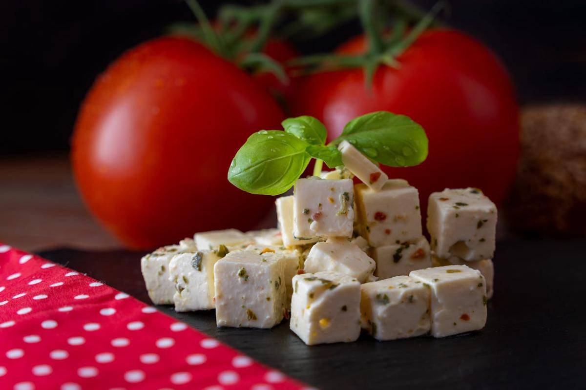 ilustrasi keju feta untuk greek salad
